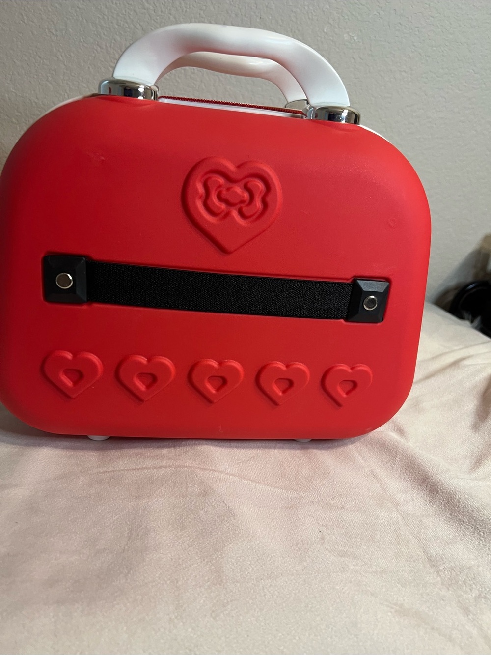 Hello Kitty Red Hard Shell Carry Case with White Handle - Picture 2 of 4